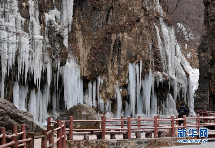 冬の絶景！河南省雲台山で氷瀑現象