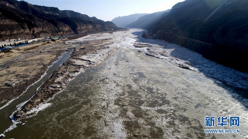 連日の厳しい寒さで凍り付いた黄河の滝