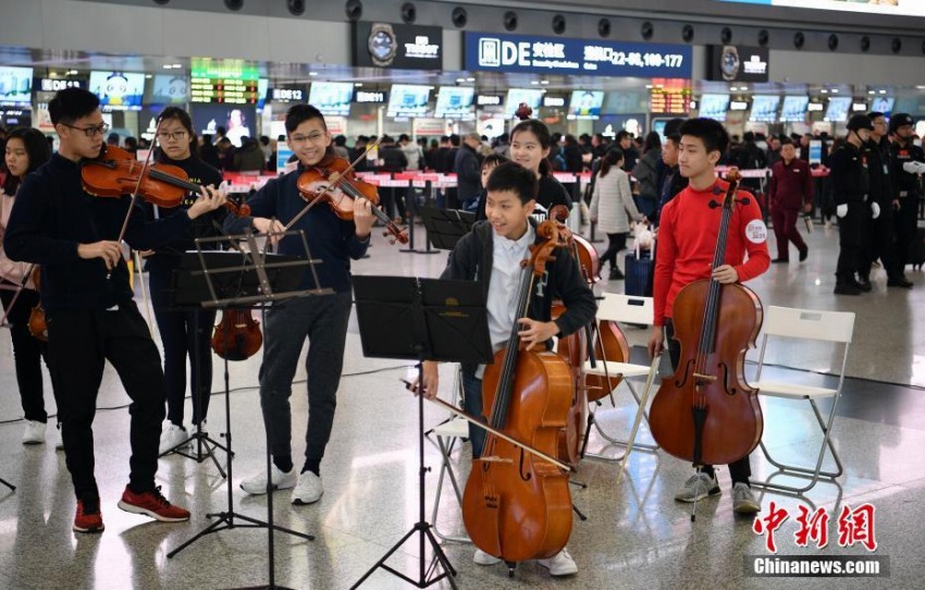 学生が「フラッシュモブ」で旅客を魅了 成都双流国際空港