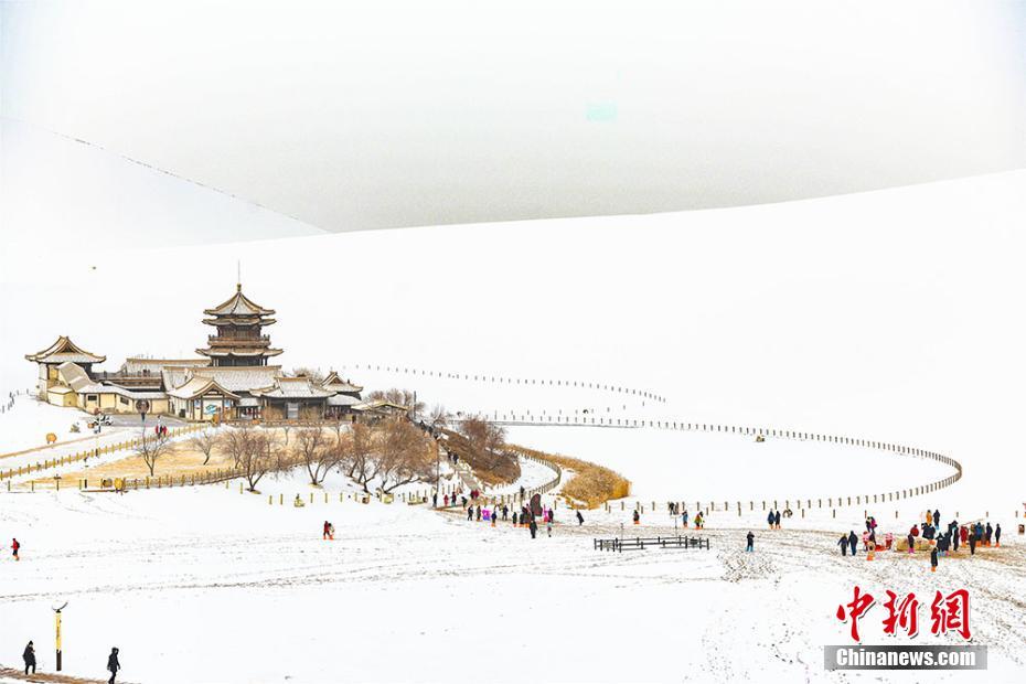 甘粛・敦煌で新春の雪景色　ゴビ砂漠も真っ白