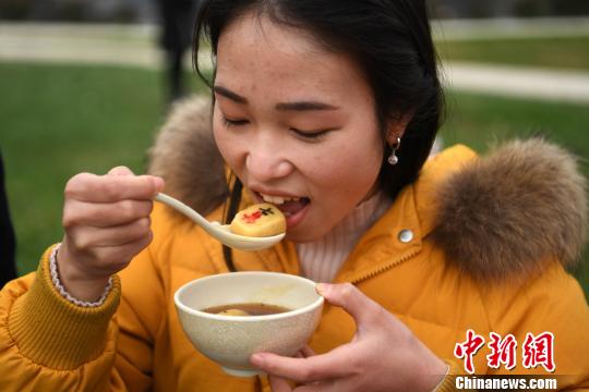 重慶名物の「鴛鴦火鍋」で麻雀牌かたどった湯圓茹でて元宵節祝う