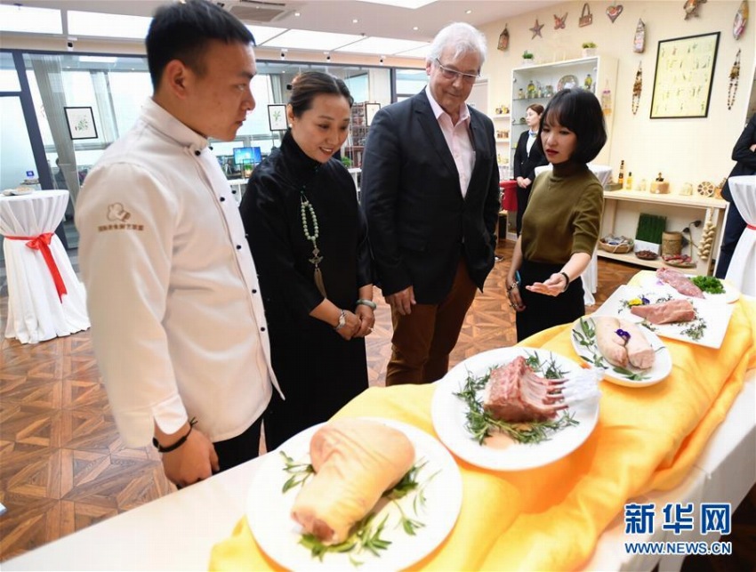 フランス産の豚肉を見学するゲスト(撮影・李欣)。