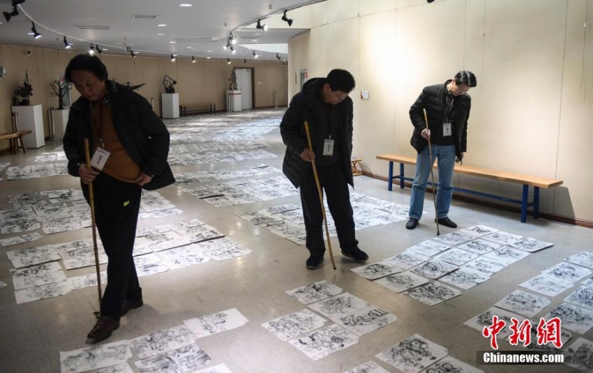 山東芸術学院の教師たち、竹の棒片手に1万点の絵を採点