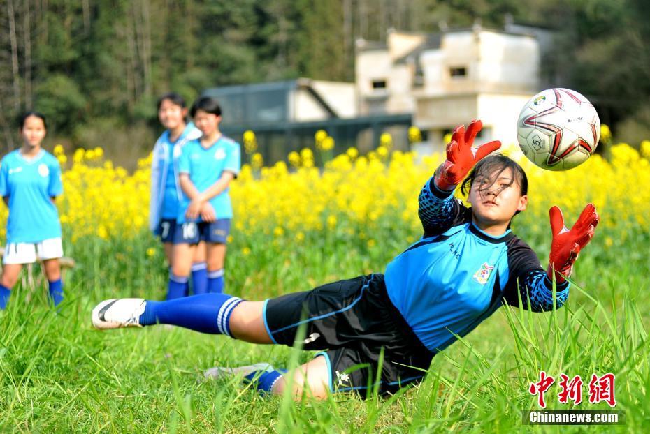 農地を「競技場」にしてサッカー楽しむ学生たち（撮影・卓忠偉）。