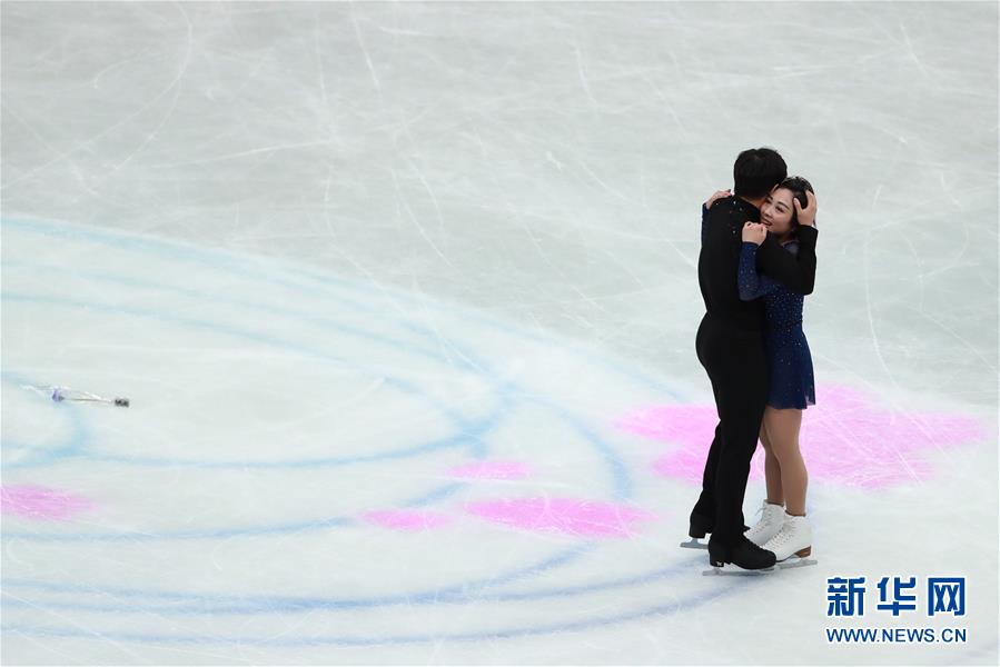 演技が終わり抱き合う隋文静選手（右）と韓聡選手(撮影・杜瀟逸)。