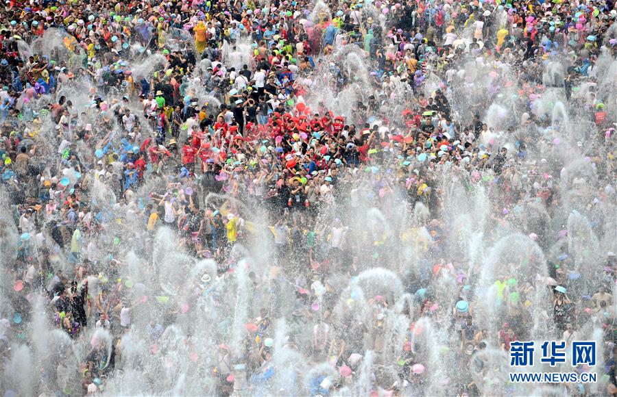 水かけ祭りを楽しむ雲南の人々　雲南省西双版納