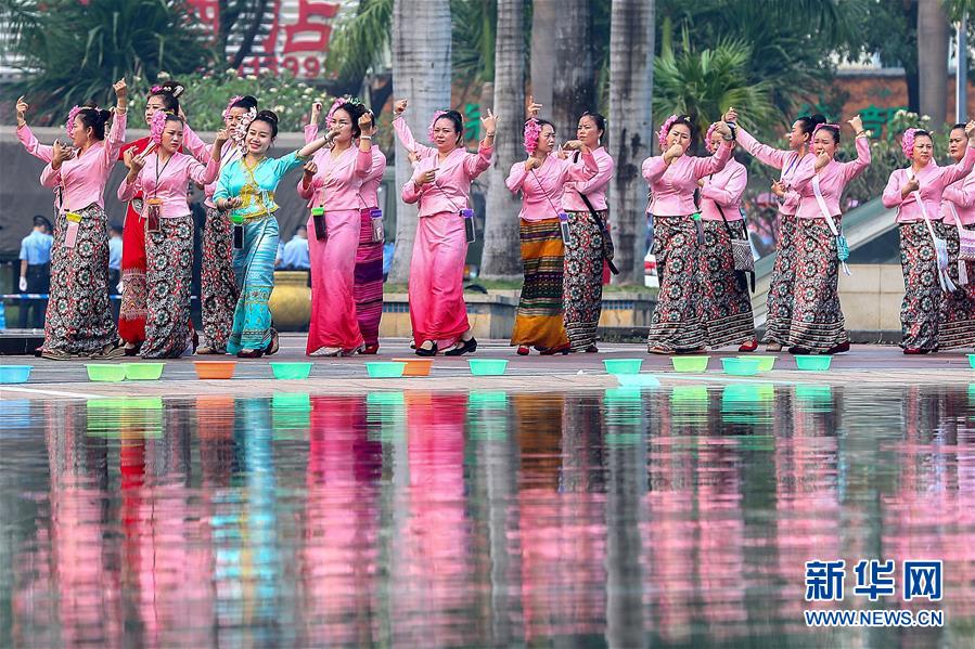 水かけ祭りを楽しむ雲南の人々　雲南省西双版納