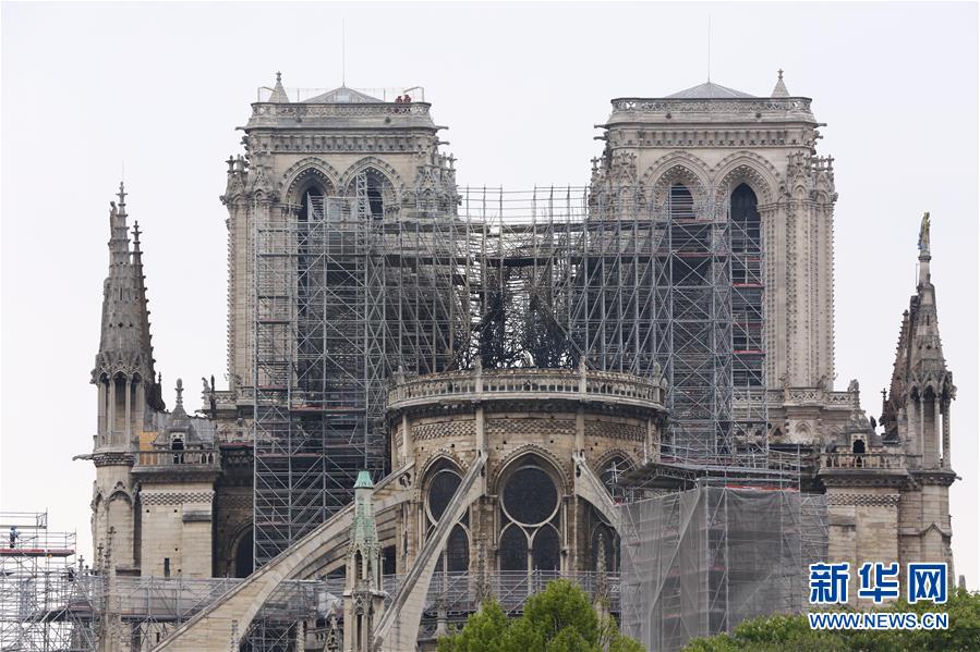 火災鎮火後の仏・ノートルダム大聖堂