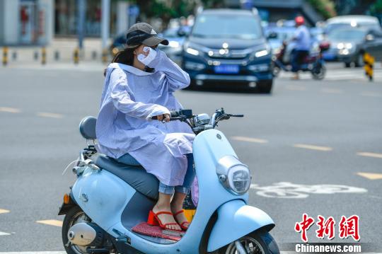 早くも「完全武装」の日焼け対策！海南省各地の気温が連日35度以上に　