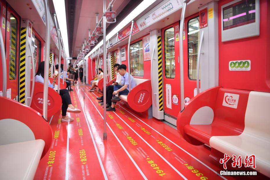 青年地下鉄シリーズ「青春号」の車内の様子（撮影・劉冉陽）。