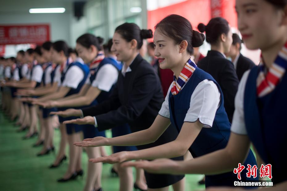 笑顔トレーニングで筋肉痛？全国青年運動会の大学生ボランティア