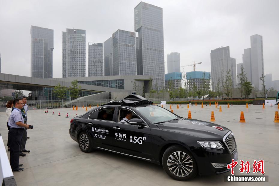 「5G」を活用した「AI新世代自動運転車」（撮影・泱波）