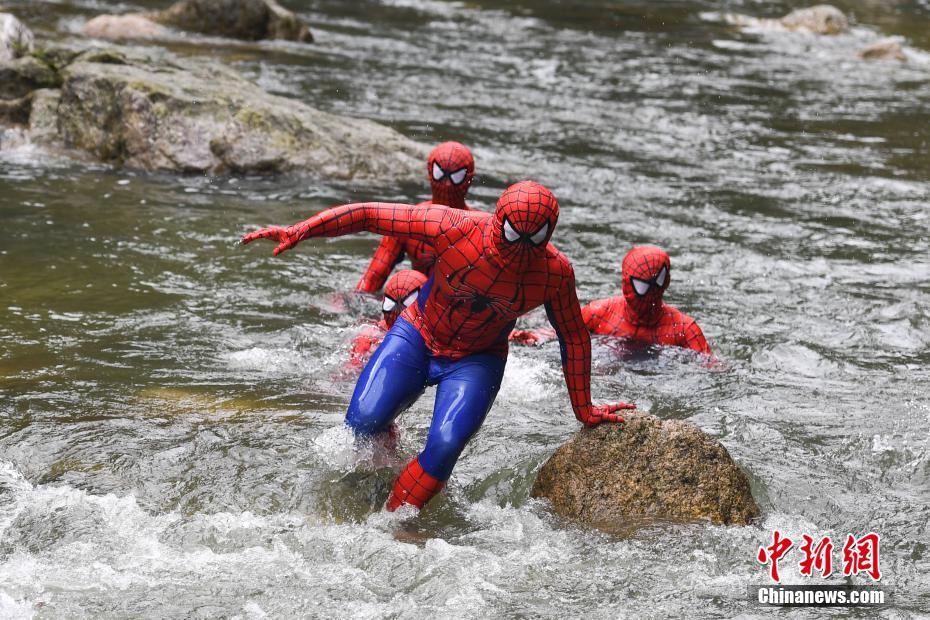 コスプレイヤー走る！夏のコスプレリバートレッキング大会　湖南九竜江