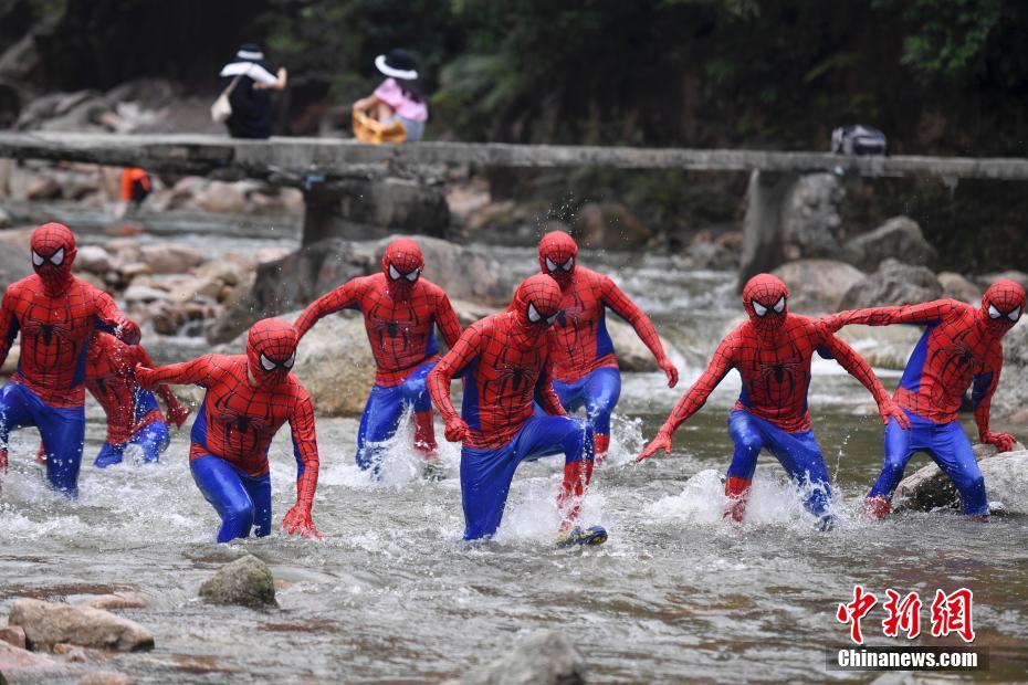 コスプレイヤー走る！夏のコスプレリバートレッキング大会　湖南九竜江