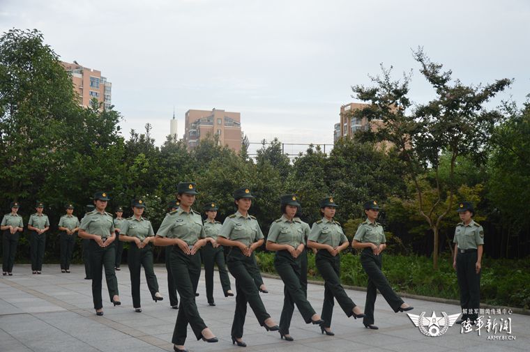 中国陸軍初の船艇女性士官学生が卒業