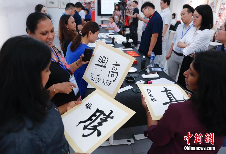 中国美術館で書道の魅力を体験する外国人たち