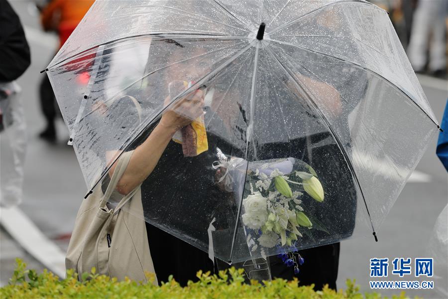 「京アニ」放火殺人事件の犠牲者を悼む人々