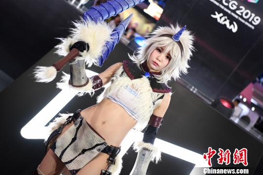 麗しいコスプレイヤー続々登場　WCG 2019世界決勝大会