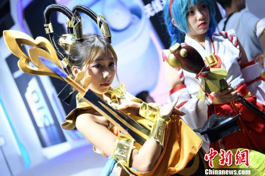 麗しいコスプレイヤー続々登場　WCG 2019世界決勝大会