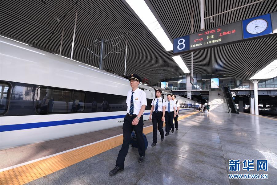 フレッシュな高速鉄道女性副運転士の初乗務に密着