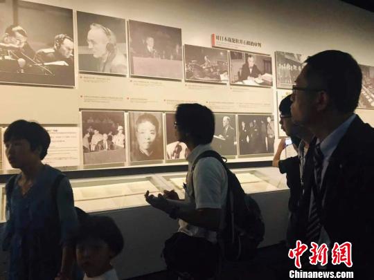 紀念館の歴史展示を見学する団員達（紀念館側提供）