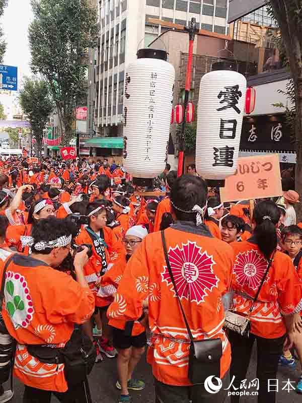 通りに響く「ヨイヨイヨイヨイ！」 東京・神楽坂で阿波踊り大会