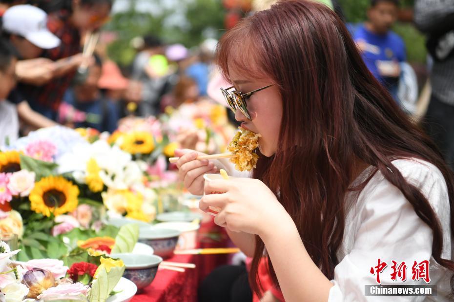 「百花宴」で花を召し上がれ　雲南省麗江