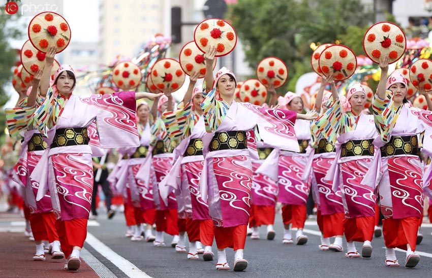 花笠を手に踊る「山形花笠まつり」の踊り手たち（写真著作権は東方ICが所有のため転載禁止）。