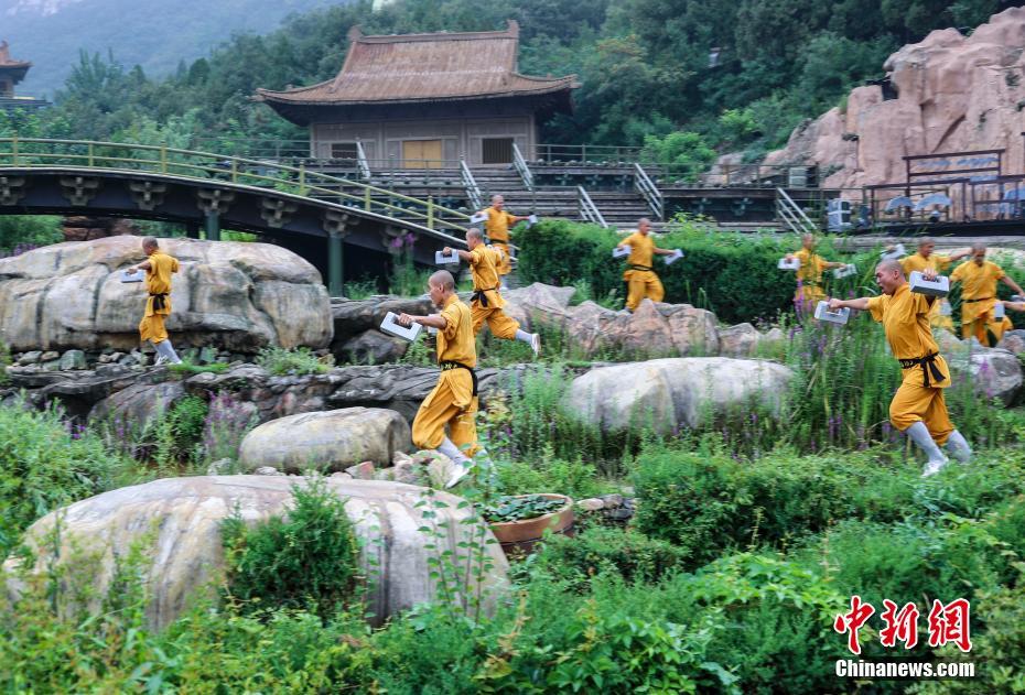 酷暑の中、カンフーの鍛錬に励む少林寺の僧侶たち　河南省登封