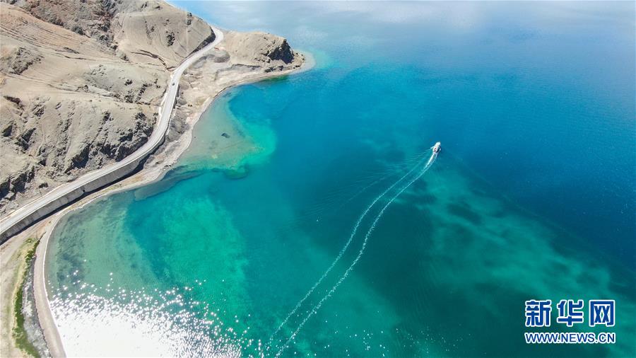 空から眺めた神秘的なパンゴン湖 　西蔵