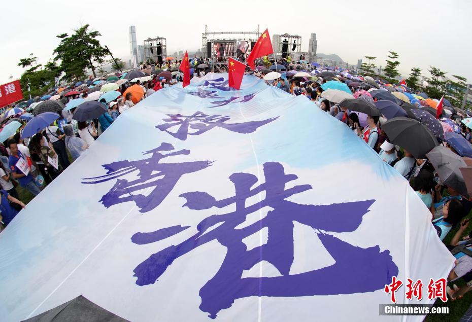 香港で「暴力反対、香港を救おう」集会　市民47万人以上が参加