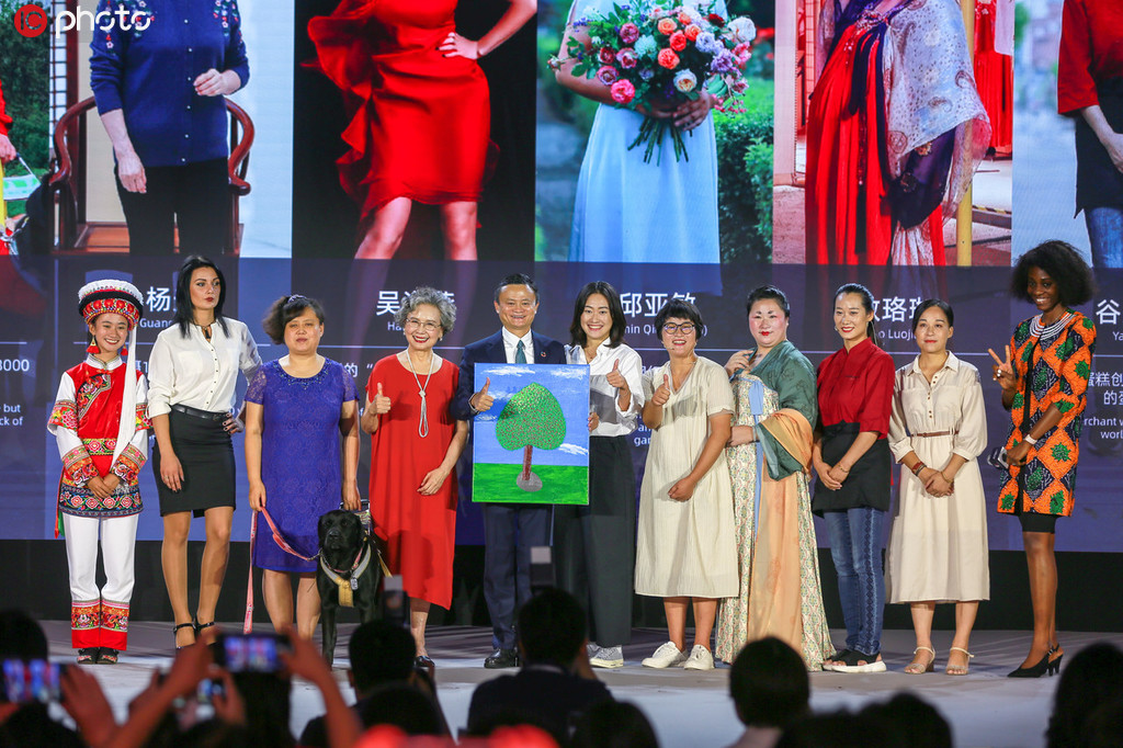 女性の来賓に囲まれ記念撮影した馬雲氏（写真著作権は東方ICが所有のため転載禁止）。 