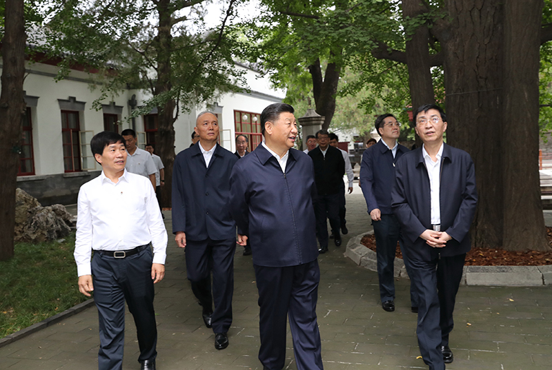 9月12日、習近平中共中央総書記（国家主席、中央軍事委員会主席）は中共中央の北京香山革命記念地を視察した。写真は習総書記が双清別荘を仰ぎ見て敬意を表する様子。（撮影・鞠鵬）