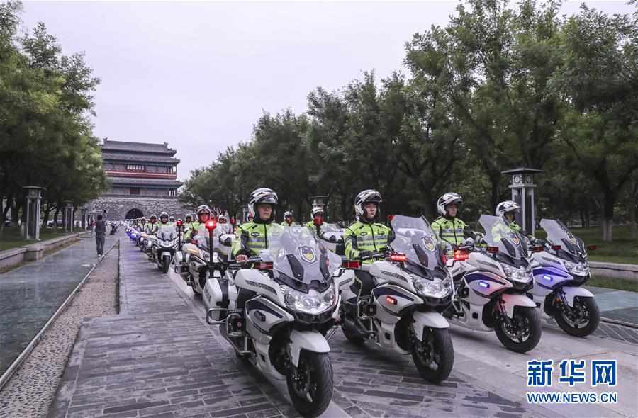 首都交通警察バイク隊が出動式　北京市