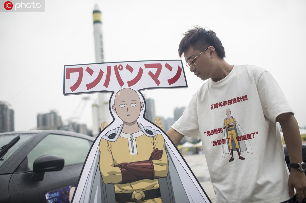 「ワンパンマン」のデザインされた求人募集Tシャツを着た方源さん（写真著作権は東方ICが所有のため転載禁止）。