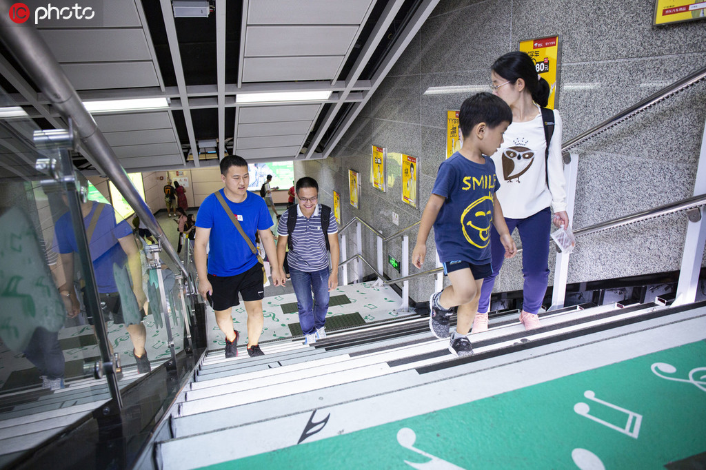 広州地下鉄マラソンの開催期間中、広州塔駅B出口に設置されている「音楽階段」（写真著作権は東方ICが所有のため転載禁止）。 