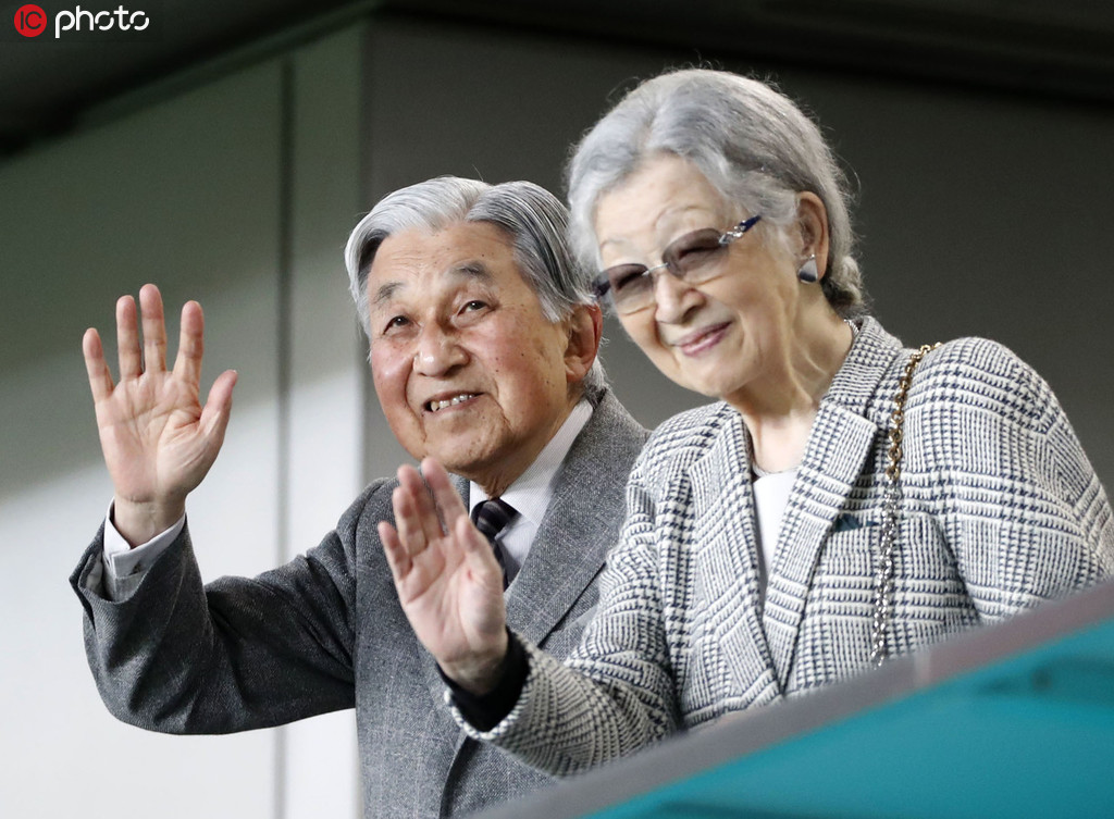 ラグビーW杯の3位決定戦を観戦する明仁上皇と美智子上皇后（写真著作権は東方ICが所有のため転載禁止）。 