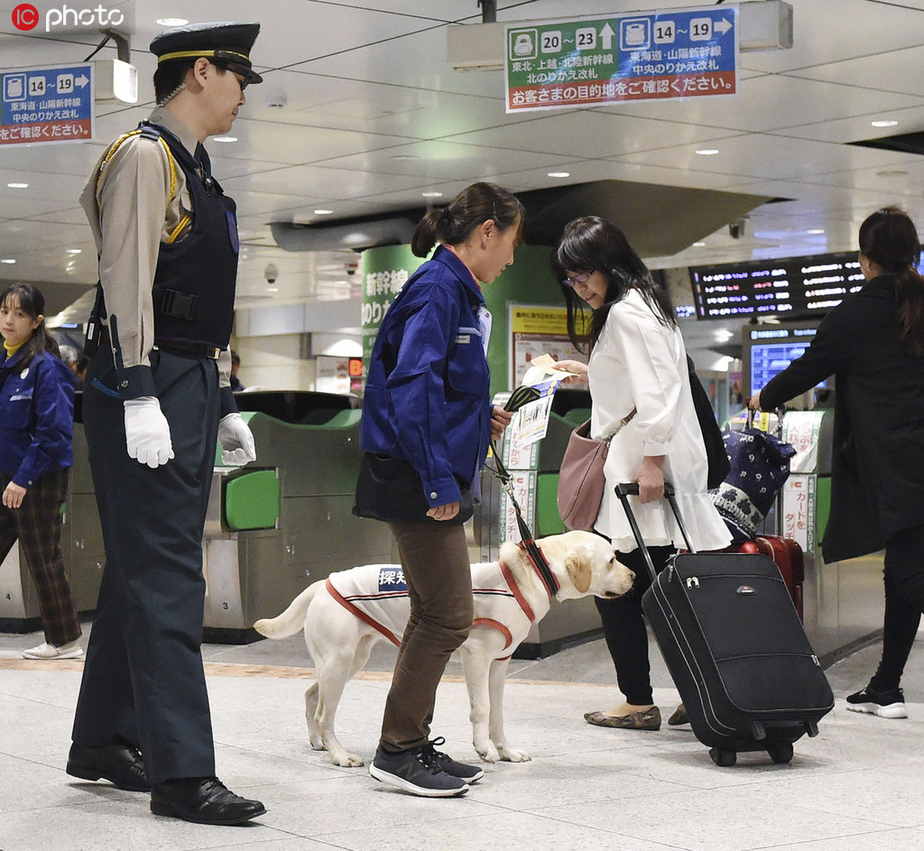 東京駅で東京オリンピック・パラリンピック期間中のテロ対策向けに行われた探知犬実証実験の様子（写真著作権は東方ICが所有のため転載禁止）。 