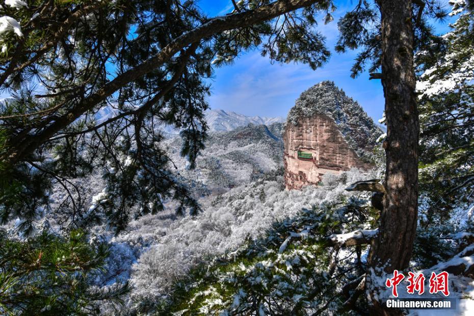 雪化粧がほどこされた麦積山石窟（撮影・陳治平）。