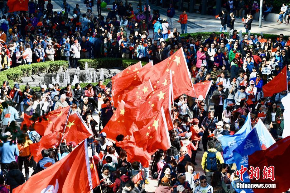 香港地区で7日午後に行われた愛国と香港地区の安定維持、警察支持を訴える集会の様子（撮影・李志華）。 