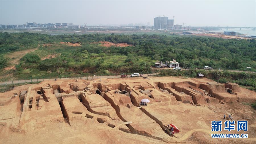 江西◆江新区（◆は章に夂の下に貢）の七星堆六朝墓群の発掘エリア（8月23日、ドローンによる撮影）。