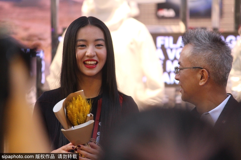 ストレートヘアに真っ赤な口紅という姿でイベントに登場し、笑顔を見せるkoki,（写真著作権はsipaphoto.comが所有のため転載禁止）。 