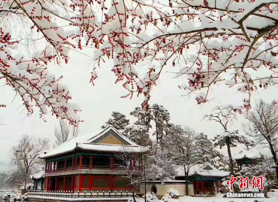 雪に覆われた避暑山荘の煙雨楼（撮影・張桂芹）。