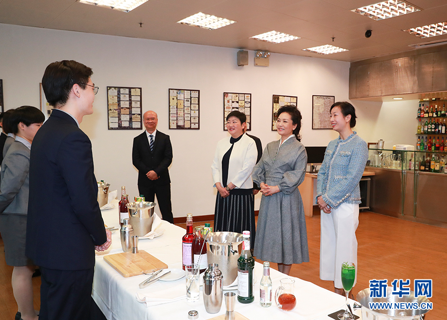 彭麗媛夫人がマカオ旅遊学院を見学