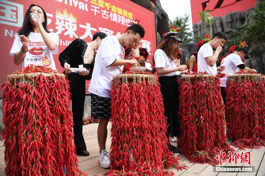 「千古情トウガラシ祭り」トウガラシ早食い競争決勝の様子（撮影・章暁義）。 