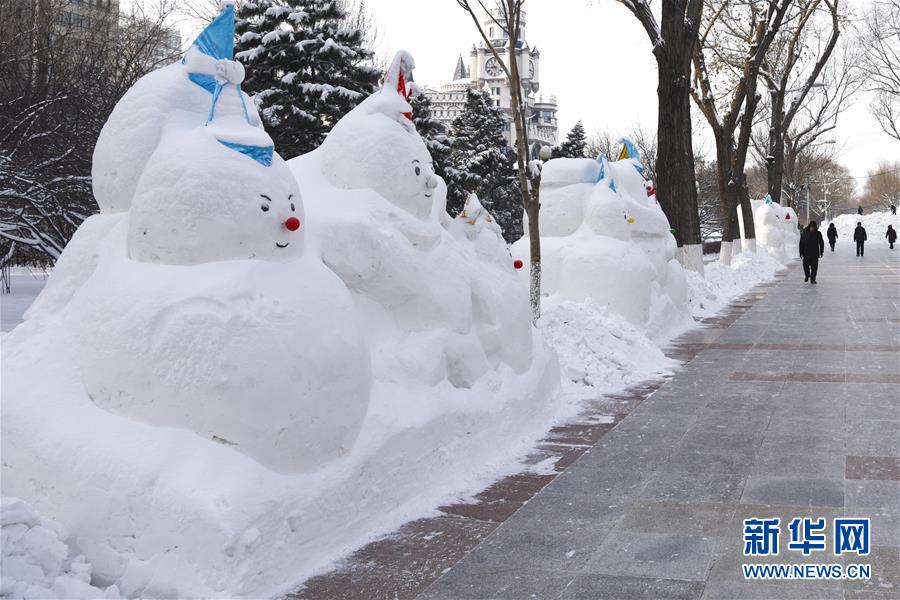 ハルビン市内の松花江沿岸で撮影された雪だるま（12月30日、撮影・李建平）。