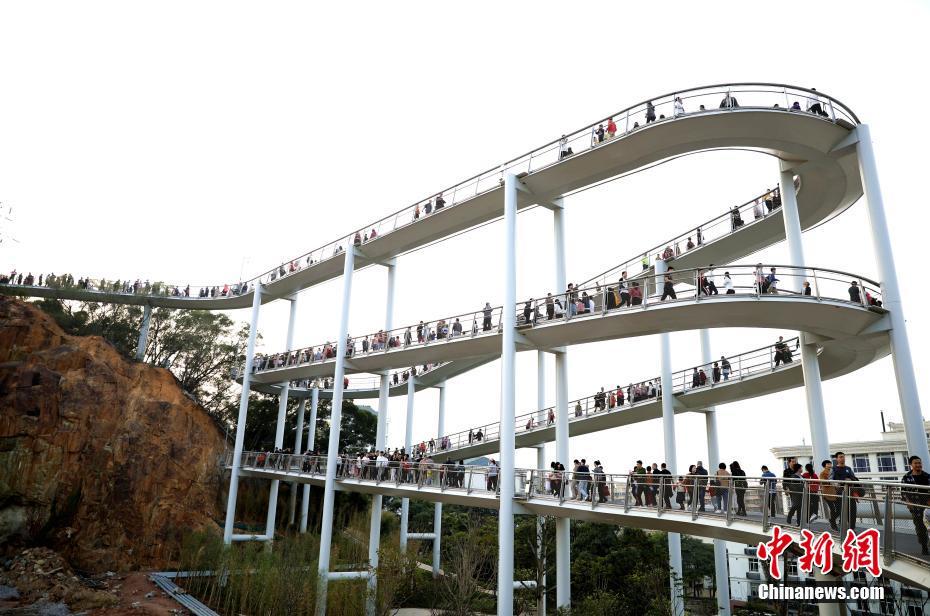 1月4日、開通したばかりの「アモイ山海健康歩道」にウォーキングや観光に訪れた多くの市民（撮影・王東明）。