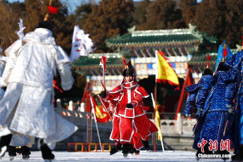 1月13日、北京の北海公園で、清朝八旗の衣装を着て清朝宮廷の「氷嬉」のパフォーマンスをするパフォーマー（撮影・富田）。 