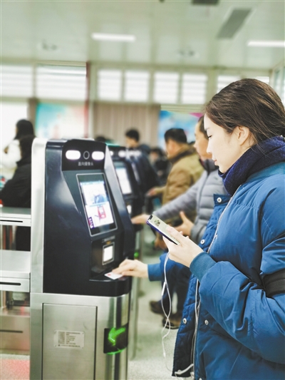 顔認証で駅に入ろうとする旅客。