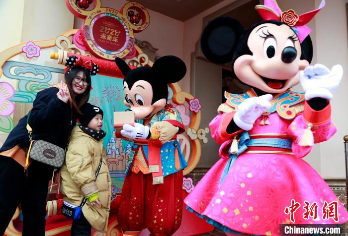 新年のコスチュームで来園者を迎えるミッキーとミニー（撮影・湯彦俊）。